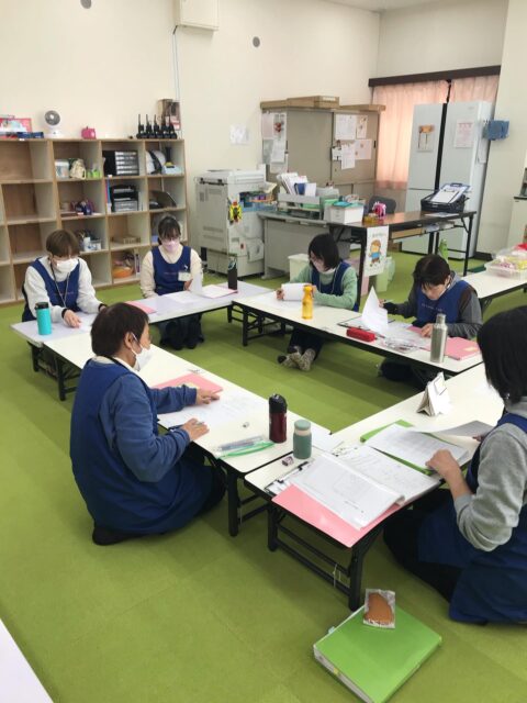 こんにちは😃
ふじかわ第一児童クラブです🤗

今日は月1回のミーティングの日

児童の情報共有　来月　来年度に向けての話し合い

子どもたちが安心　安全に過ごせるようにをモットーに

後　子どもたちのグラウンドでの様子です

 #コドモノプラス 
 #ふじかわ第一児童クラブ