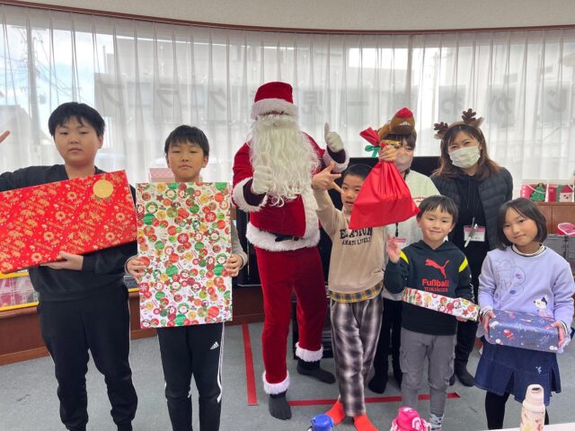 こんにちは🤗ふじかわ第一児童クラブです！

メリークリスマス！！
今年もサンタさんとトナカイさんがプレゼントを届けに来てくれました🎁🎀

みんなのたくさんの笑顔が見られサンタさんも嬉しそうでした💫