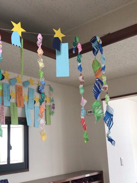 こんにちは🤗

ふじかわ第一児童クラブです😀

7月7日　七夕

短冊にそれぞれの想いを書きました

叶いますように☆彡